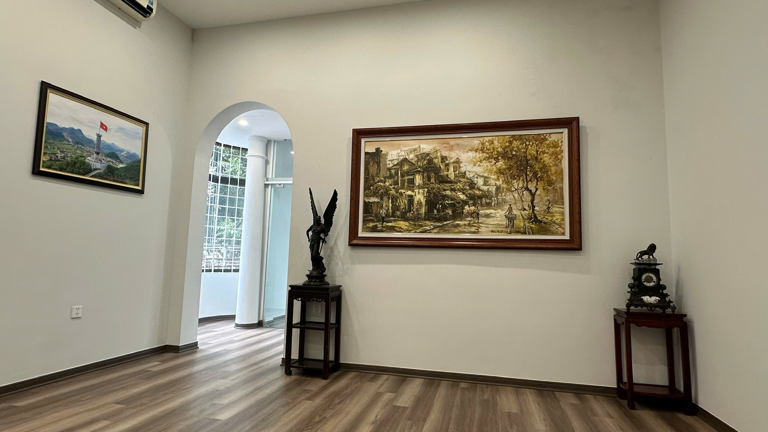 ⁃ Chính chủ cho thuê căn hộ S80m2 Tầng 2 biệt thự cổ  (mặt đường) số nhà 149 Bà Triệu, P. Hai Bà Trưng, Tp. Hà Nội.