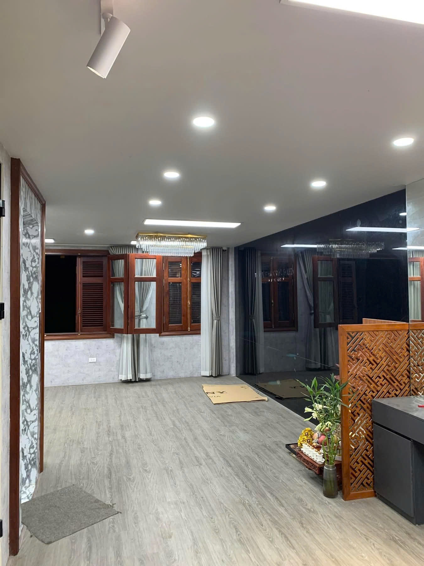 Cho thuê kinh doanh tầng 4 và tầng 5 trong ngôi nhà 5 tầng tại biệt thự LK2 ,90 Nguyễn Tuân có thang máy. Mặt tiền 6m