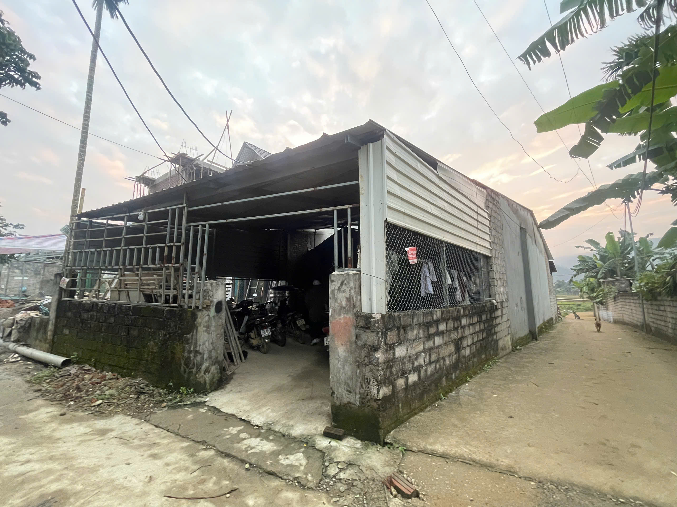 BÁN LÔ GÓC 2 MẶT TIỀN – SÁT KCN YÊN QUANG – GIÁ RẺ