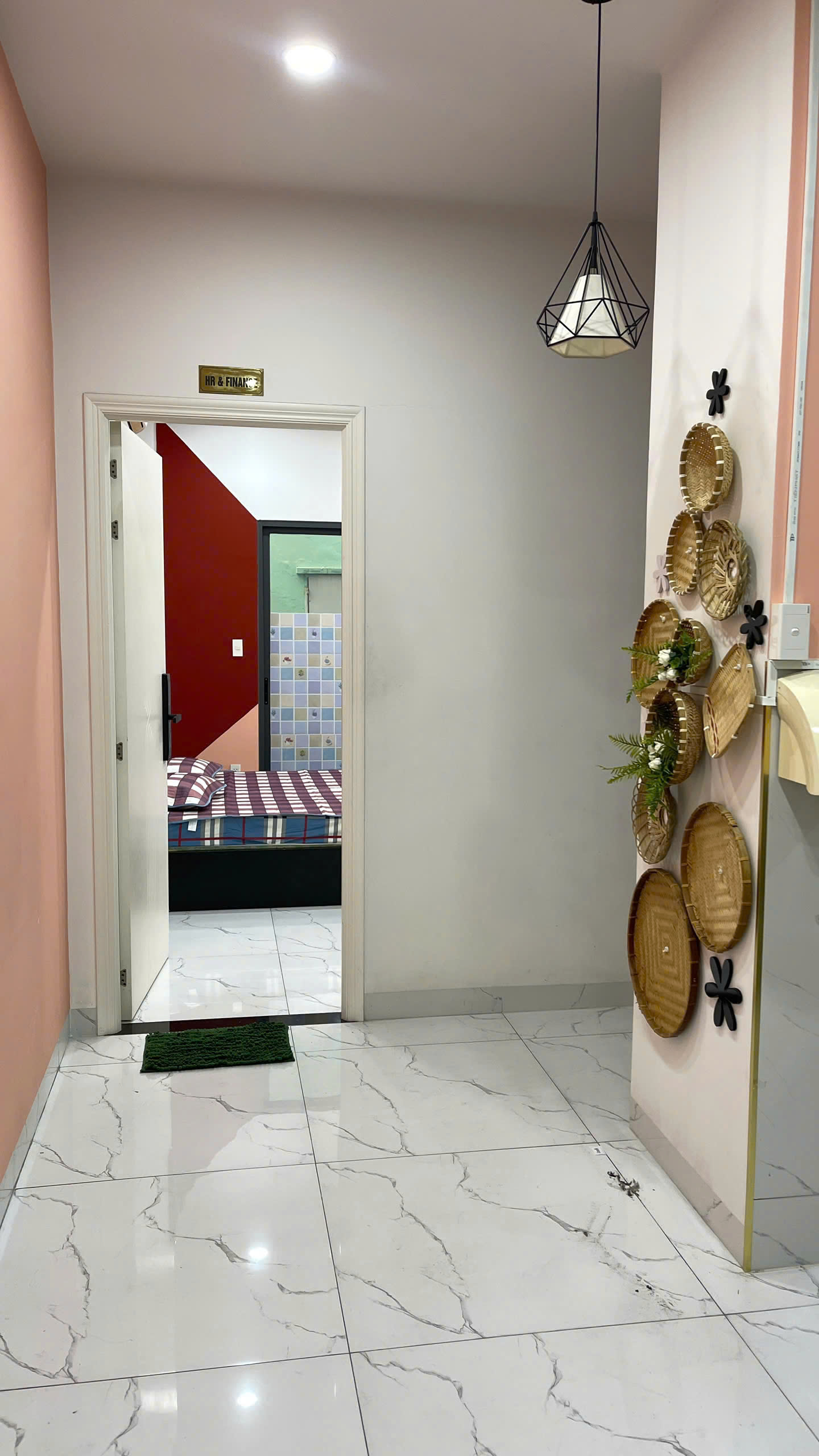 Cho thuê căn hộ mini thoáng mát, có ban công và cửa sổ, diện tích trên 40m2.