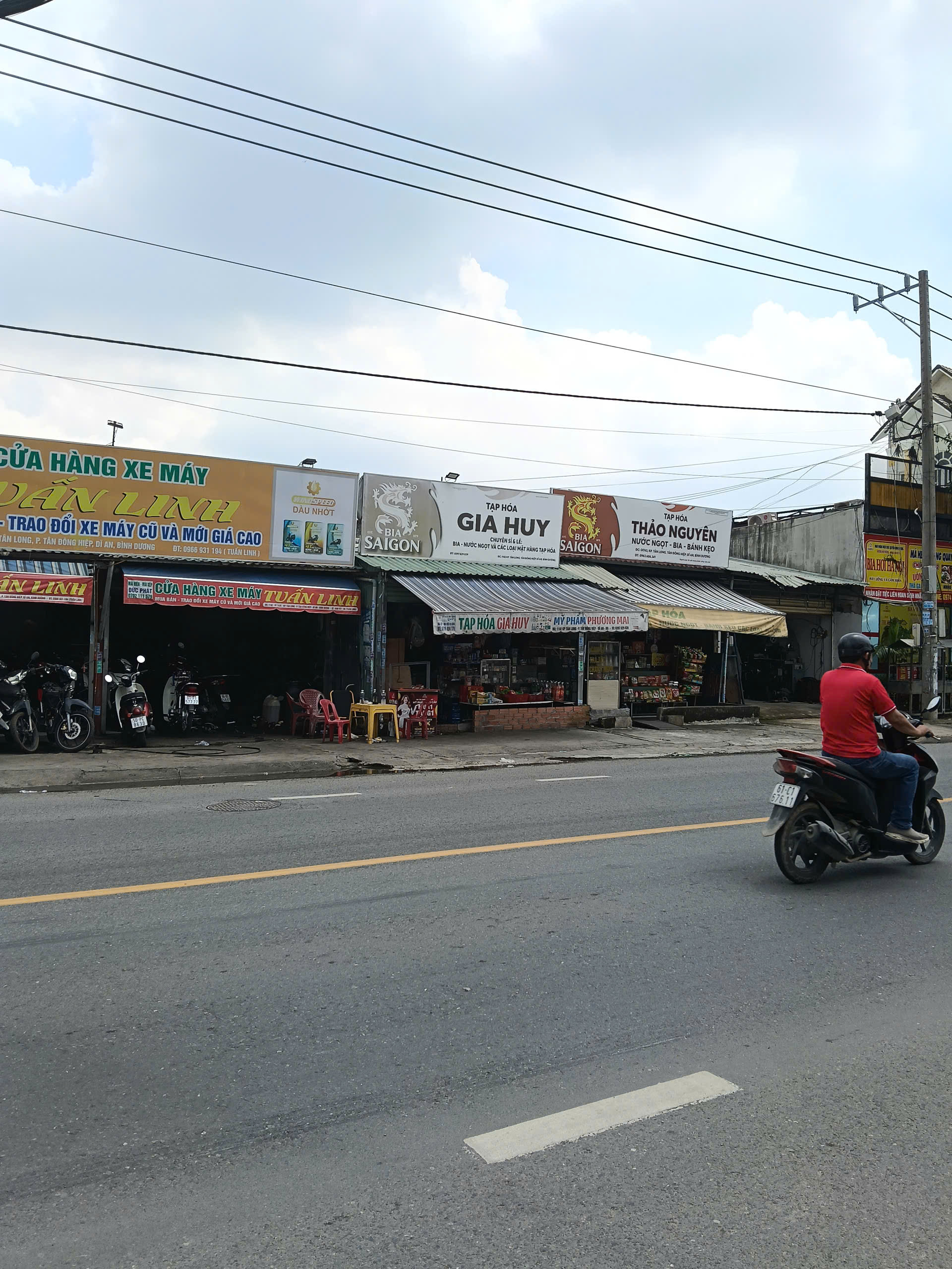 Mình sang tiệm tạp hóa hoạt động gần 12 năm, ngay trung tâm đường DT743C, TP Dĩ An.