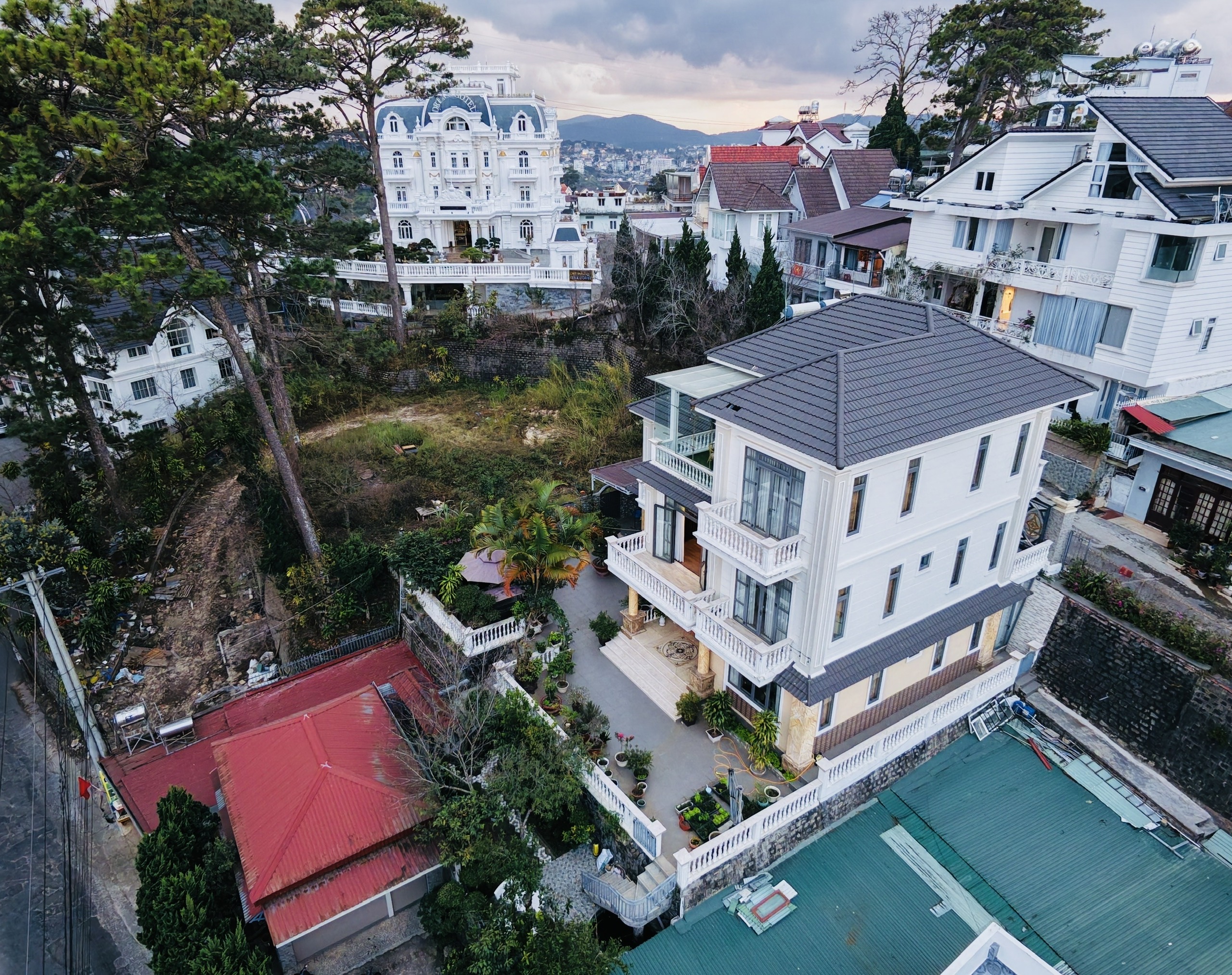 BÁN BIỆT THỰ VIEW ĐỒI HIẾM – 2 MẶT TIỀN HOÀNG HOA THÁM – YÊN THẾ, TRUNG TÂM ĐÀ LẠT