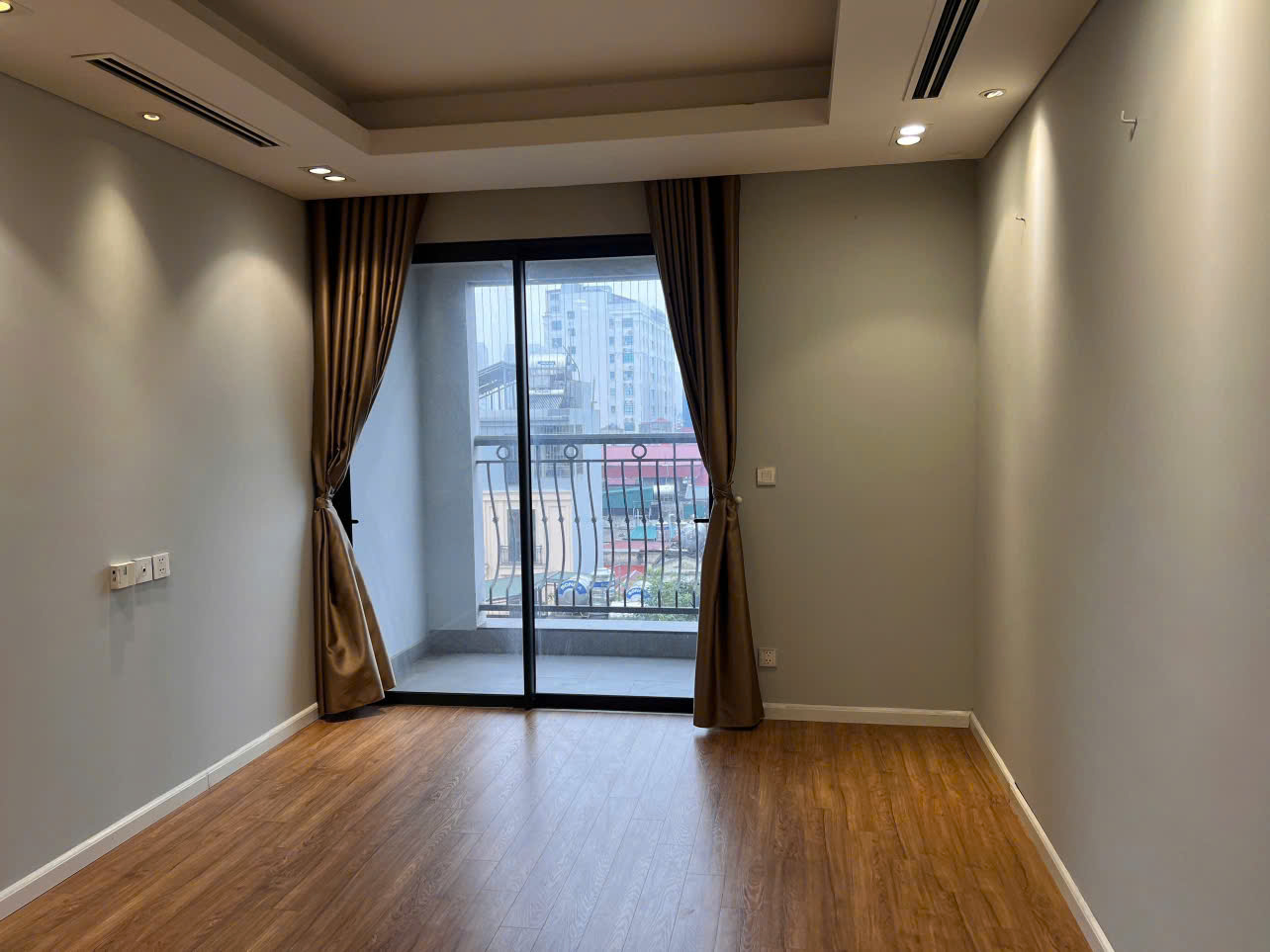 CĂN GÓC SIÊU HIẾM LE CAPITOLE – 94m² – 3PN – MẶT PHỐ THÁI THỊNH, ĐỐNG ĐA