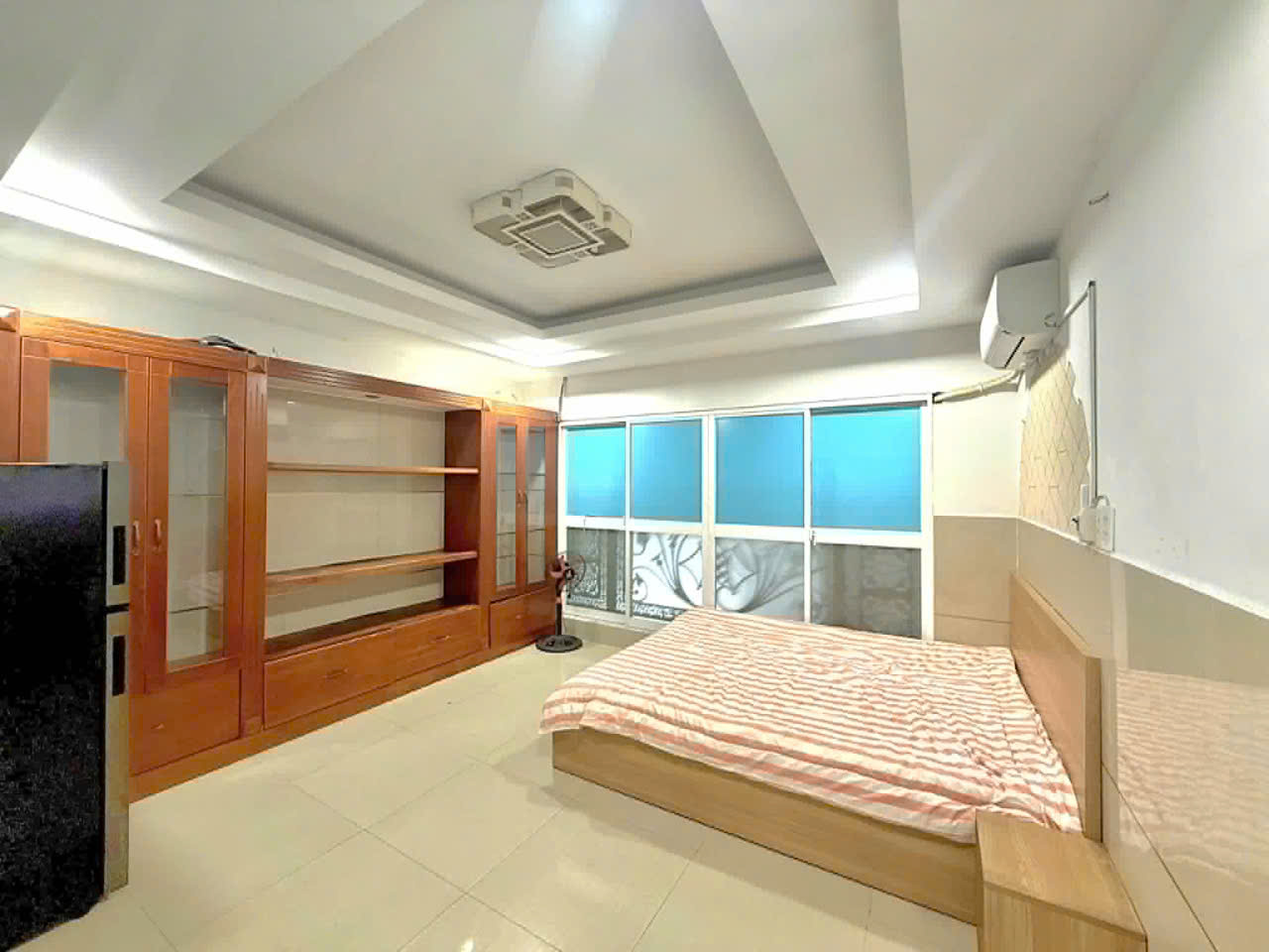 Phòng full nội thất: máy lạnh, tủ lạnh, tủ quần áo, giường, quạt. Có nhà vệ sinh riêng, sạch sẽ và tiện nghi.