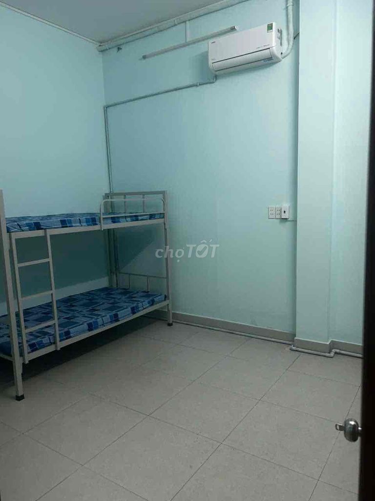 Cho thuê phòng trọ đầy đủ tiện nghi, mặt tiền đường Lã Xuân Oai.