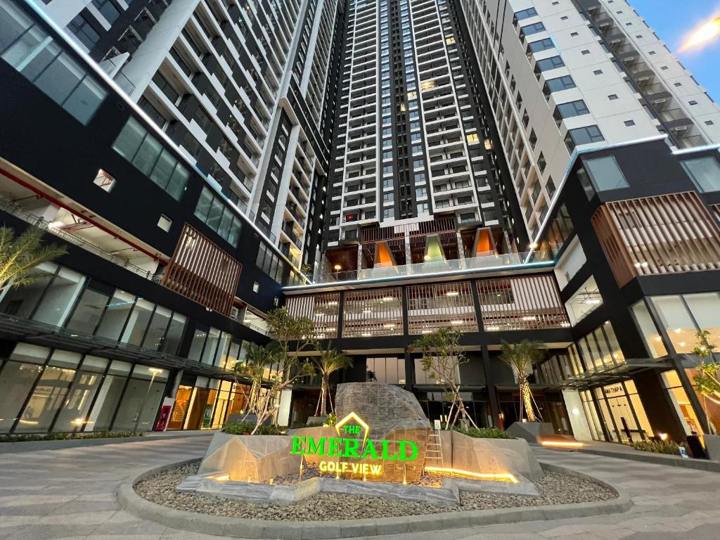 Chính chủ bán căn hộ chung cư Emerald Golf View - 75m2, 2PN - TP Thuận An.