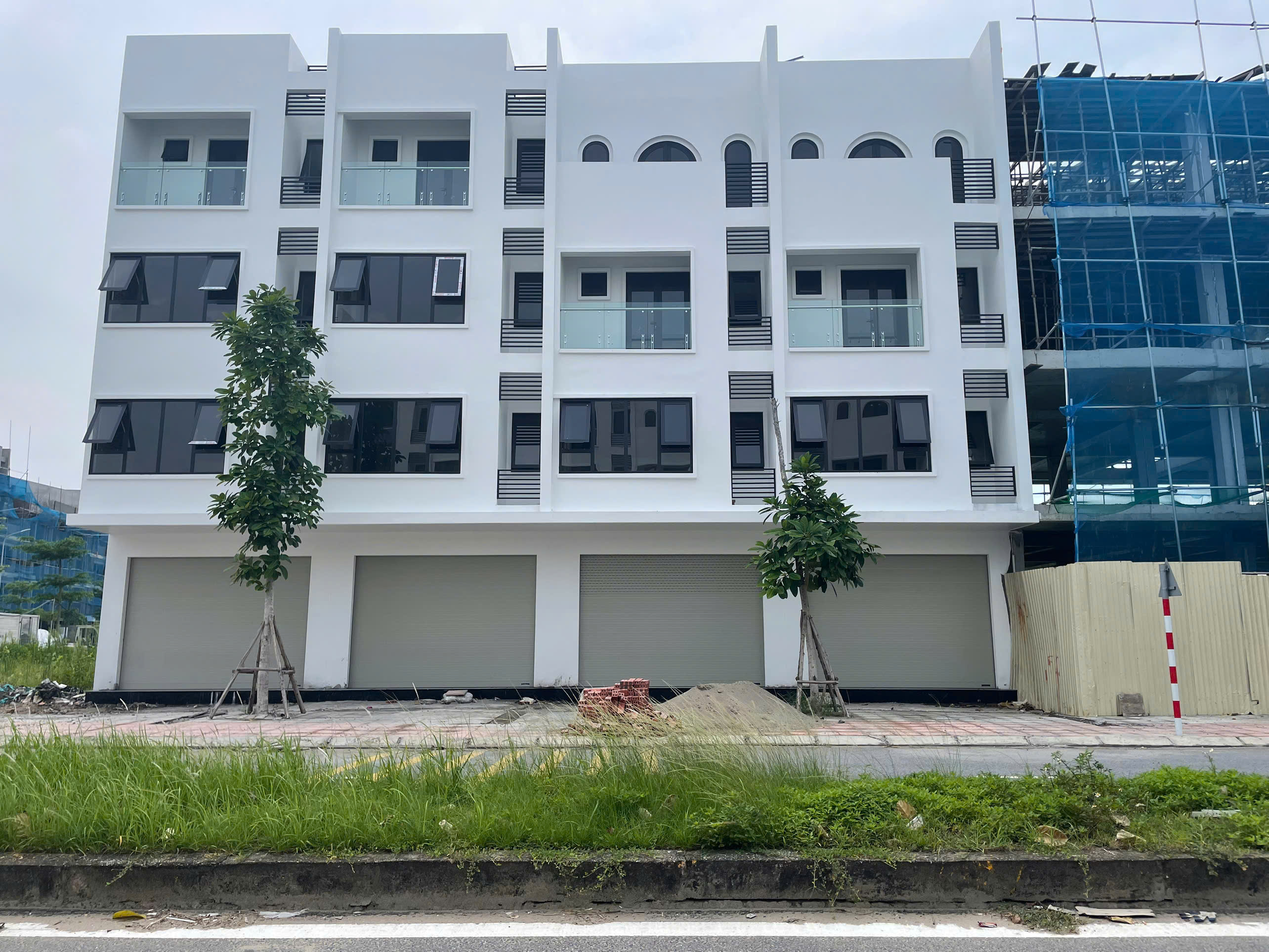CHÍNH CHỦ BÁN HOẶC CHO THUÊ DÀI HẠN 4 CĂN LIỀN KỀ THÔNG NHAU – KĐT ERA DIÊM ĐIỀN