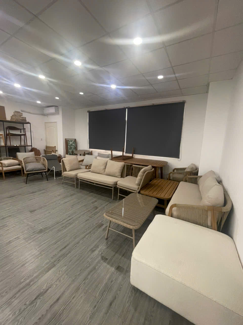 HIỆN BÊN E CÓ MẶT BẰNG CHO THUÊ TẠI TÒA NHÀ: