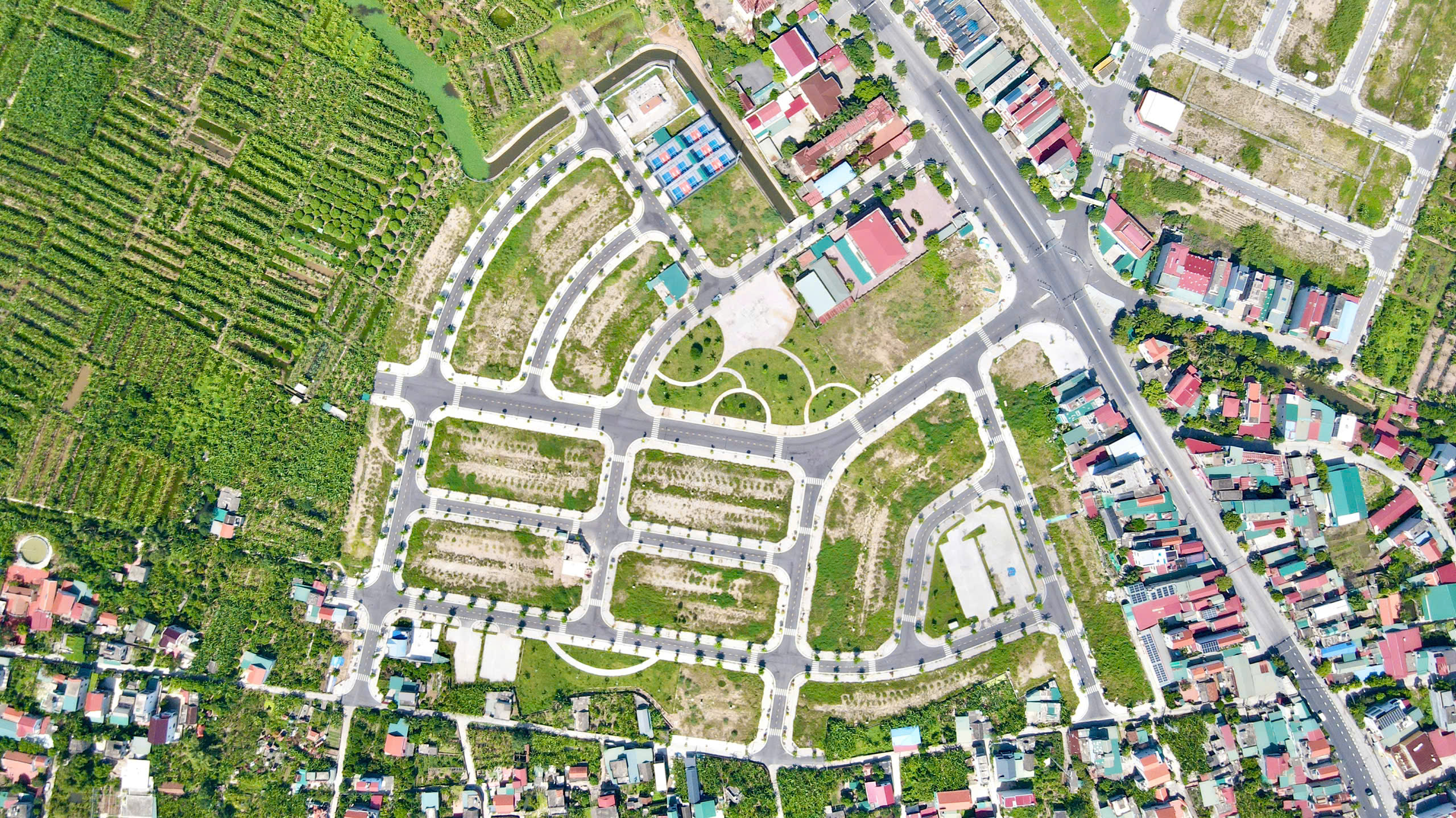 ► Chính chủ cắt lỗ lô đất 90m2. Mặt tiền 5m. Tại trung tâm thị trấn Thanh Hà - Hải Dương.