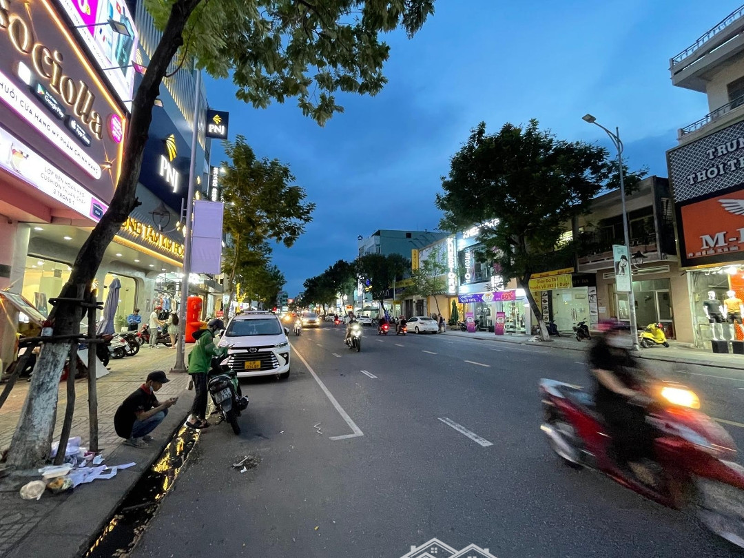 Cho thuê nhà mặt tiền đường Lê Duẩn trung tâm TP Đà Nẵng thuận tiện cho việc kinh doanh buôn bán.