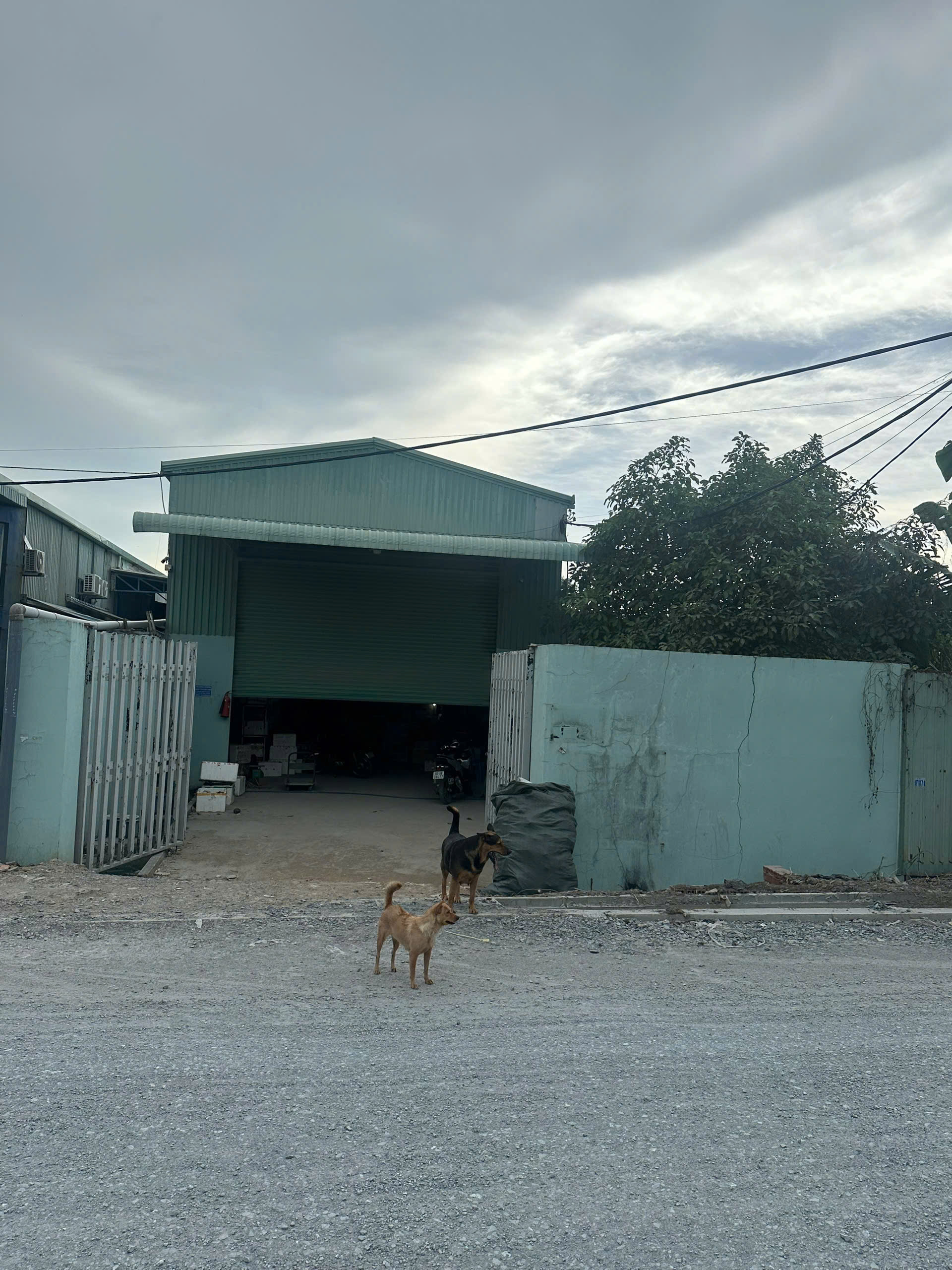 CHO THUÊ KHO 700m² TẠI QUẬN 12 – CÓ SẴN 5 PHÒNG LÀM VIỆC, MÁY LẠNH, XE TẢI 10 TẤN VÀO TẬN NƠI