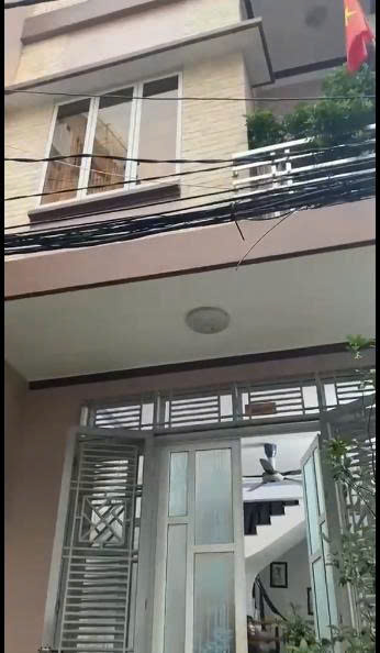 Cho thuê nhà 3 tầng tại tổ 24D Mai Sơn, vị trí gần Nhà nghỉ Hoàng Gia và chỉ cách Công viên Văn Lang khoảng 200m. Nhà đẹp, thoáng, phù hợp để ở lâu dài.