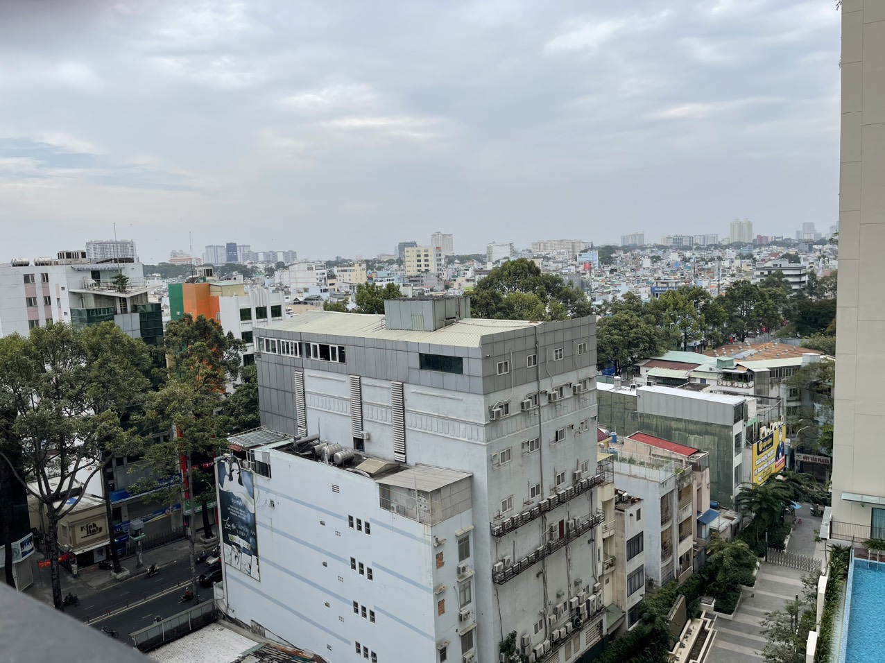 Em cần sang hợp đồng cho thuê căn hộ 3 phòng ngủ giá rẻ (thời hạn còn lại 7 tháng, có thể dọn vào ở ngay) tại Quận 10, Tp Hồ Chí Minh