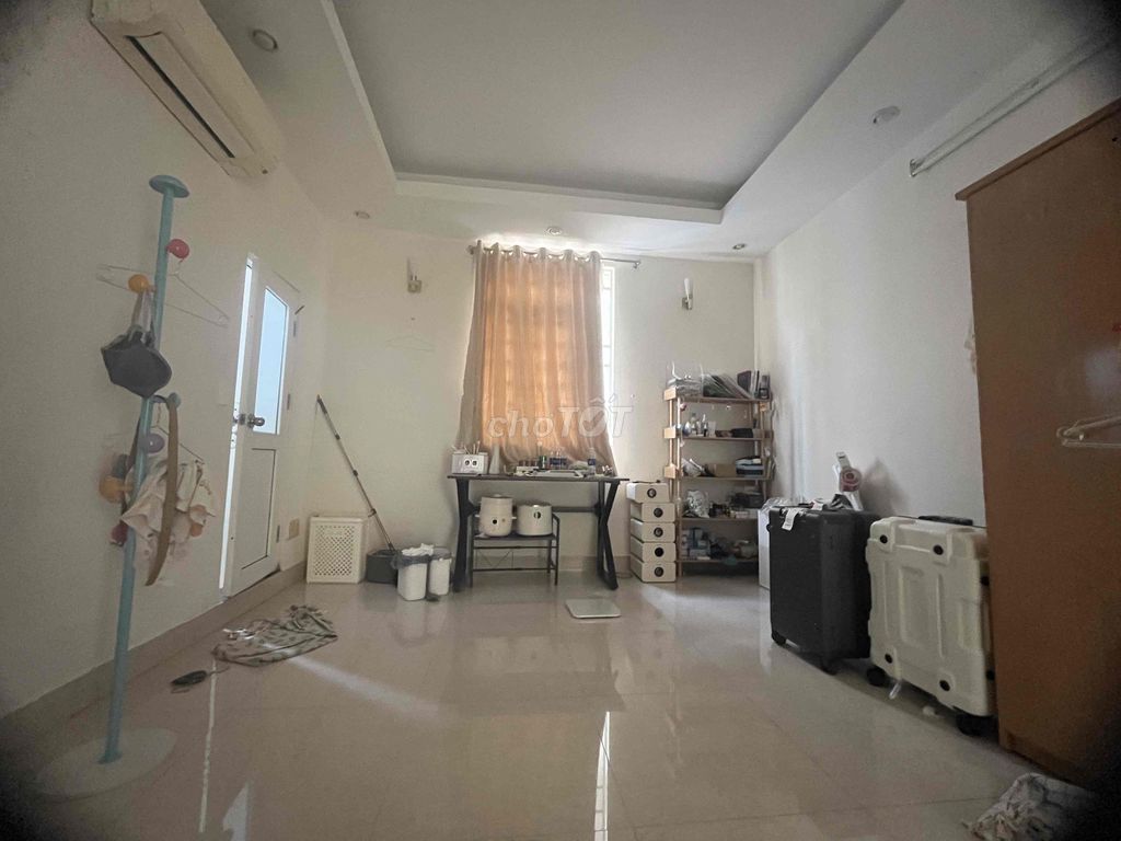 Do chuyển chỗ làm để thuận tiện việc kinh doanh, mình cần pass lại phòng trọ diện tích 25m², phòng rộng rãi, ở thoải mái.