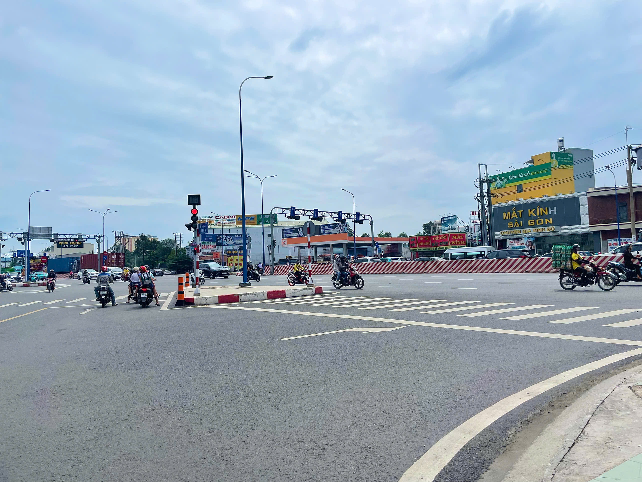 NHÀ KHU PHỐ 2 - PHƯỜNG AN PHÚ - TP THUẬN AN (BD cũ) - TP HCM mới - 3 TẦNG BTCT CHỦ TỰ XÂY - 6 PN - 4VS - MẶT TIỀN - KINH DOANH