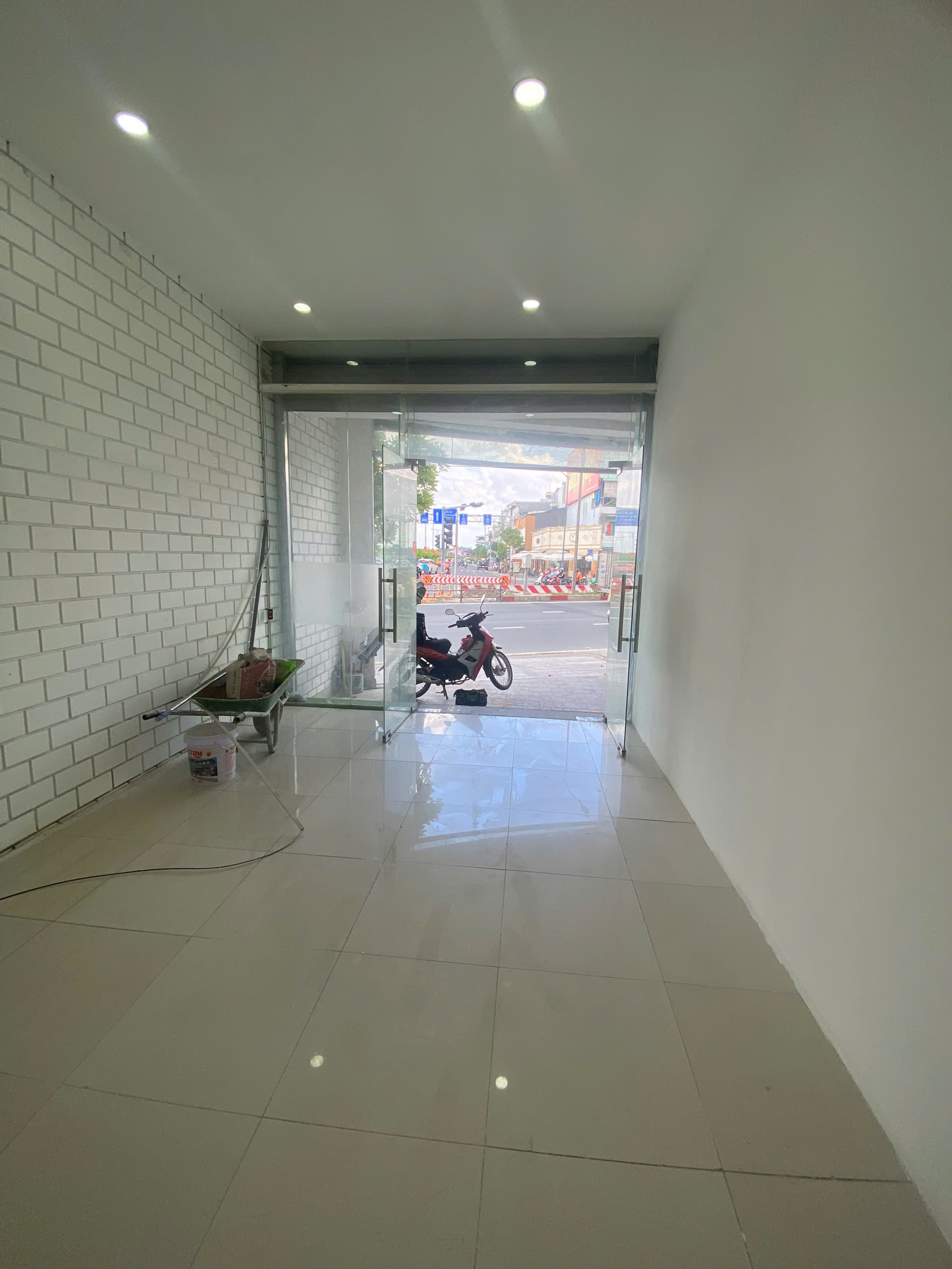 CHO THUÊ MẶT BẰNG MẶT TIỀN CỘNG HÒA – VỊ TRÍ KIM CƯƠNG NGAY HƯỚNG RA NHÀ GA T3