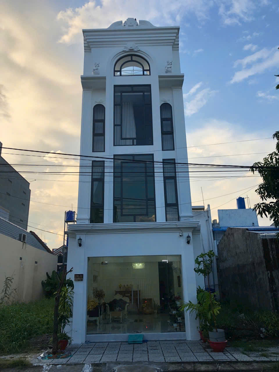 Cần bán gấp nhà 1 trệt 2 lầu thiết kế Tân Cổ Điện - Hiện đại.