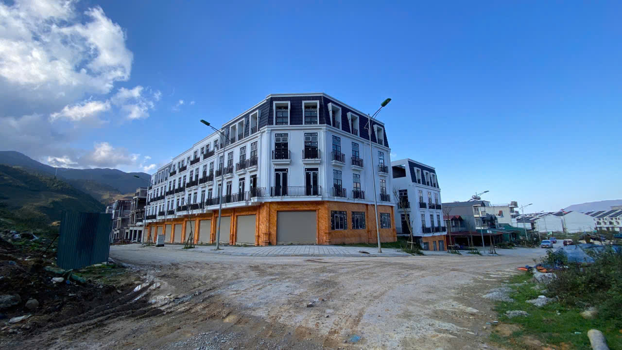 BÁN CĂN LIỀN KỀ TRUNG TÂM TX SA PA – DIỆN TÍCH 100m² – 6 PHÒNG NGỦ – NHẬN NHÀ NGAY