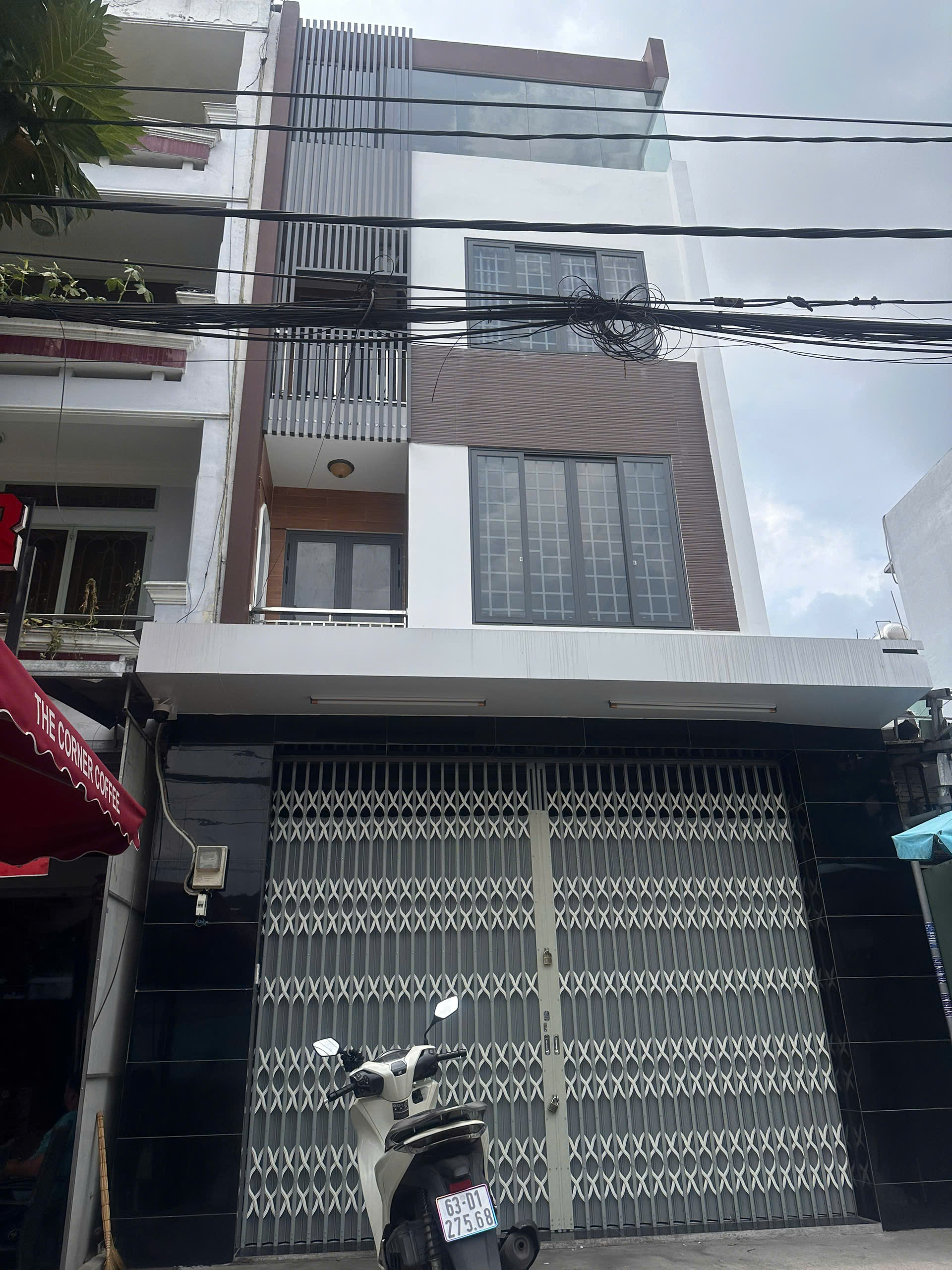 3 đường 51 diện tích 5x20,3.5 tấm,4 phòng ,5 wc nhà trống. Giá 25 tr/th. Cọc 3 tháng