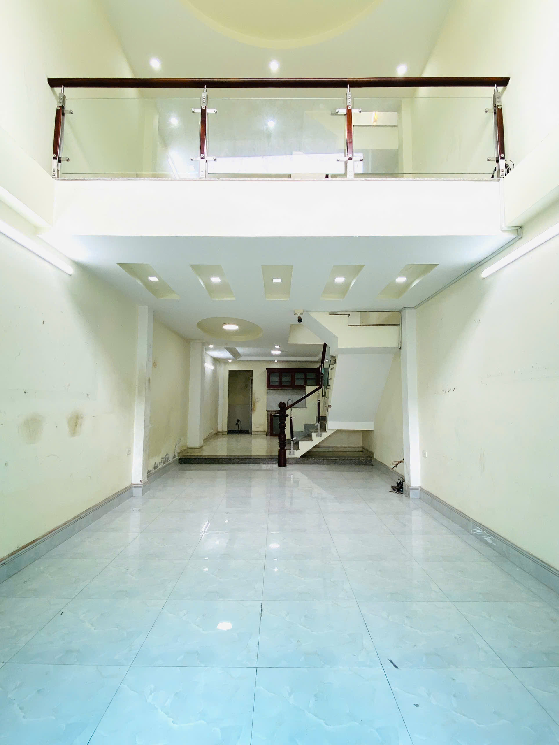 Cho Thuê Nhà 3 Tầng – Lã Xuân Oai – Vị Trí Đẹp – Ở Cực Thoáng Sáng
