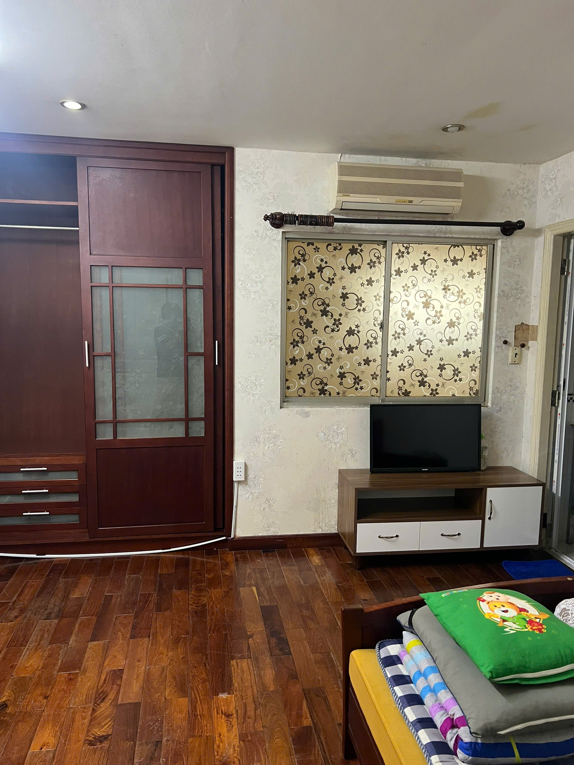 Cho thuê phòng trọ 35m  tại biệt thự hồng long   tân bình