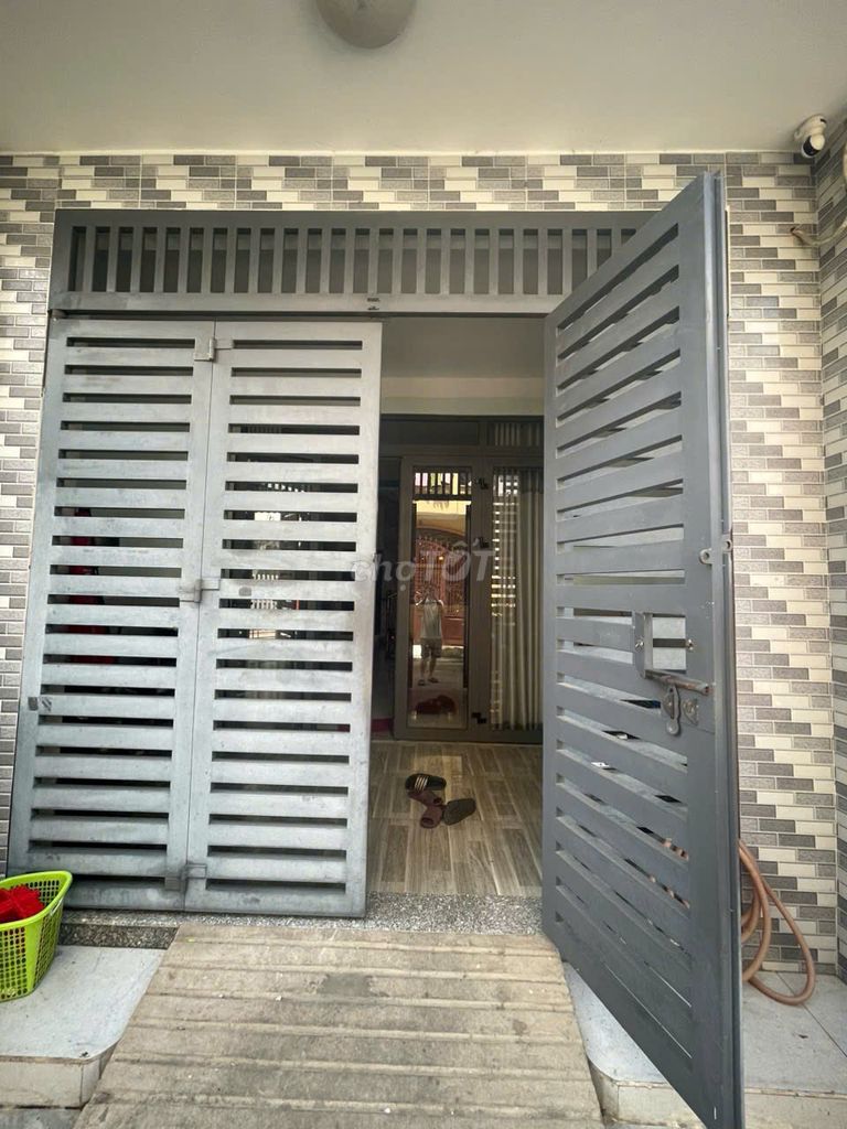 Phòng trong nhà nguyên căn lớn, cần cho nam thuê