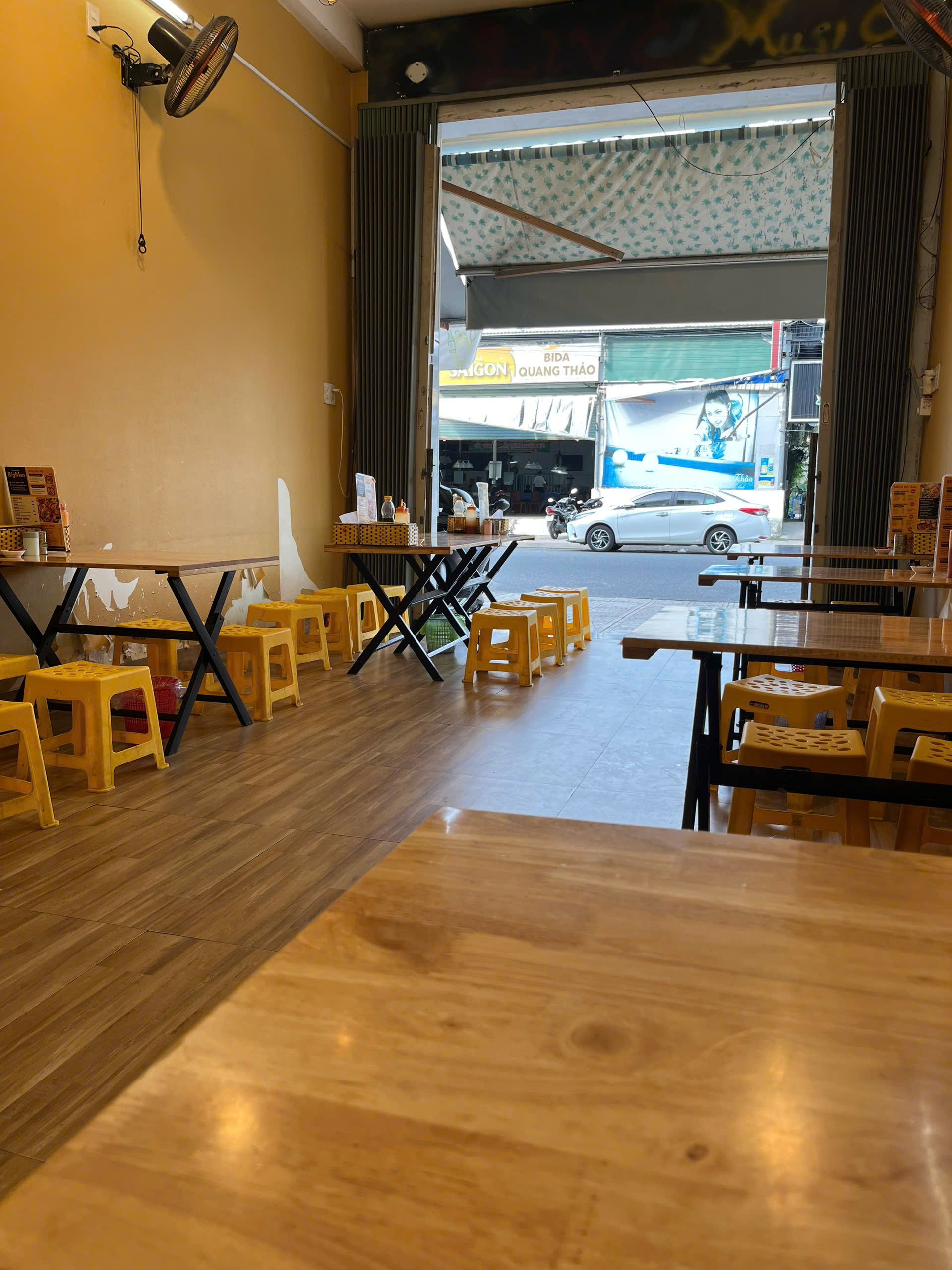 Cần sang nhượng lại quán ăn đang hoạt động ổn định ở đường Trần Nhật Duật, trung tâm Nha Trang vì lý do gia đình, ko có thời gian quản lý.