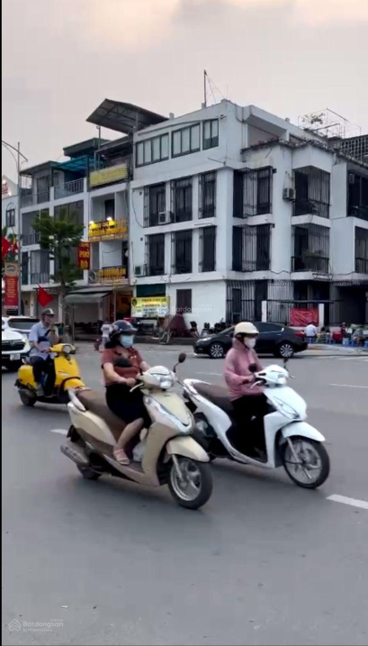 Cho thuê nhà 2 mặt tiền 26m góc 2 đường lớn 30m và 26m, đông đúc ngày đêm, view hồ đẹp, vỉa hè 7.5m