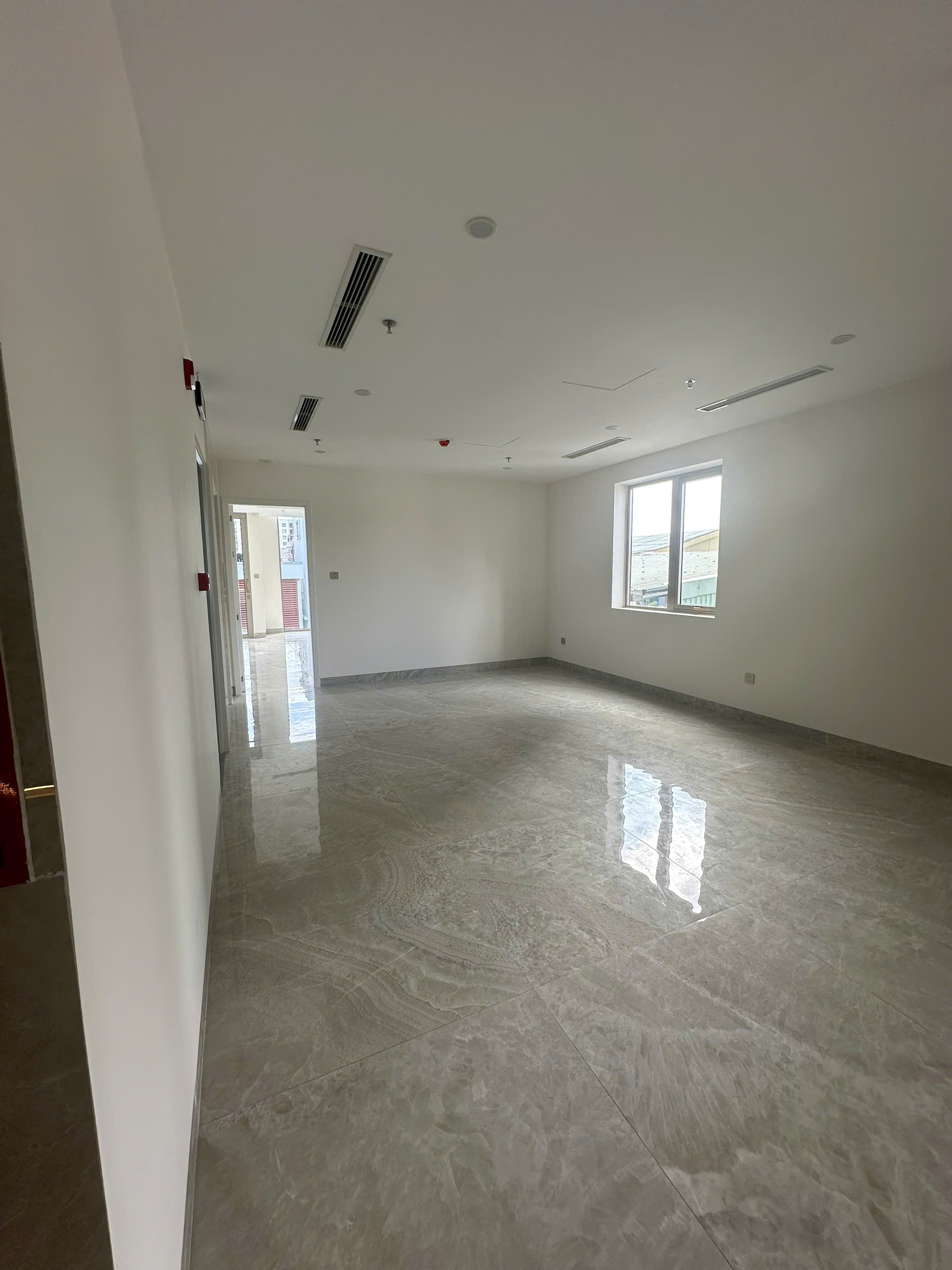 Cho thuê văn phòng tại Trần Hưng Đạo , cạnh Monarchy , gần cầu Rồng, cầu Sông Hàn , 98m2, giá tốt