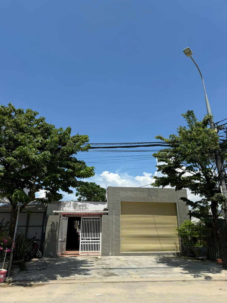 CHÍNH CHỦ - Bán gấp lô đất 2 mặt tiền tại đường Chính Hữu, sát bãi tắm biển Mỹ Khê Đà Nẵng với diện tích lớn 369m². (ngang 9m nở hậu 9,5m) rất dễ thiết kế xây căn hộ, KS.
