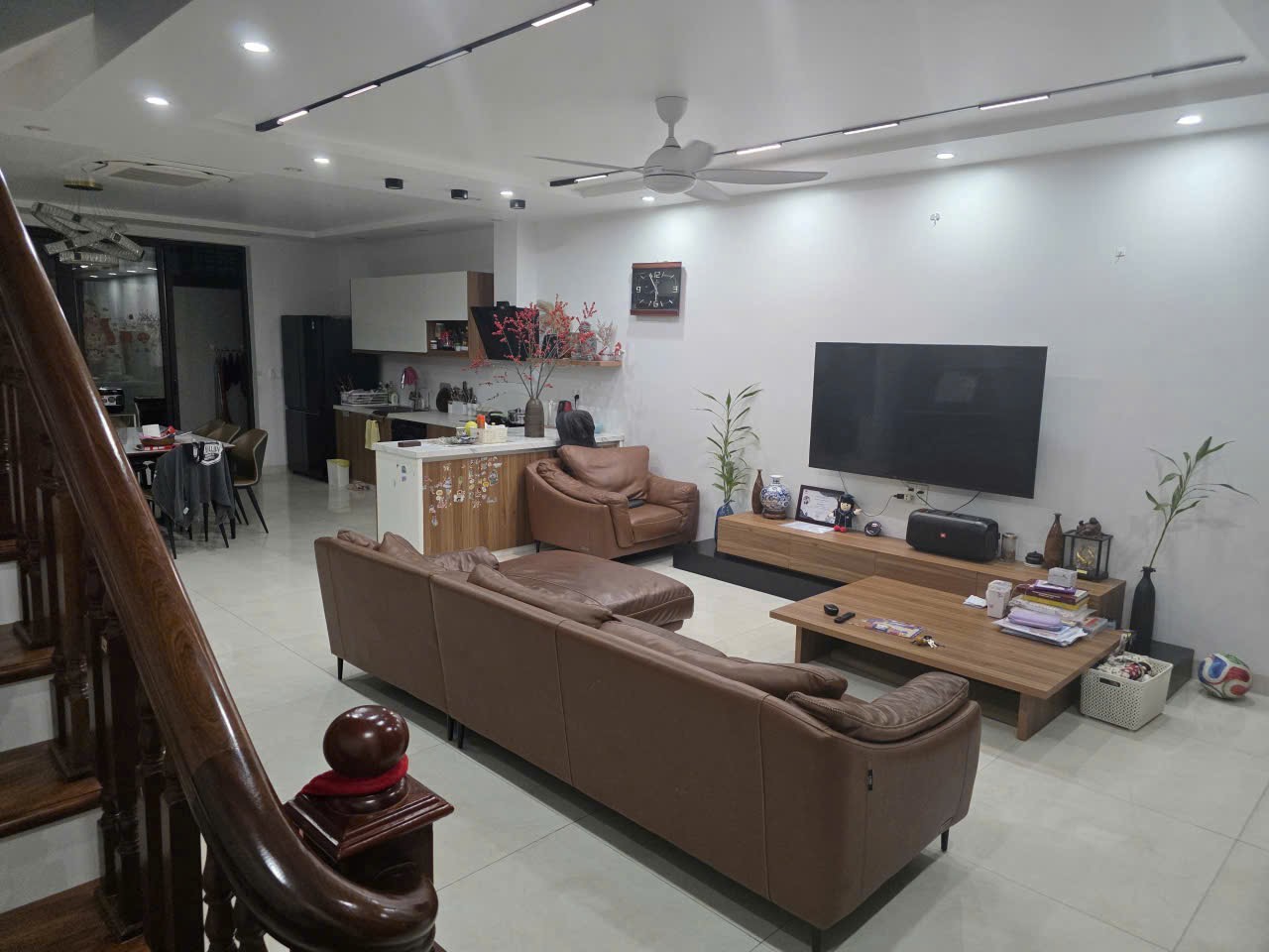 https://batdongsanviet.info.vn/uploads/images/upload/26-10-26/1793008955168_6196411025315630612_6196411025315630612_h.jpg