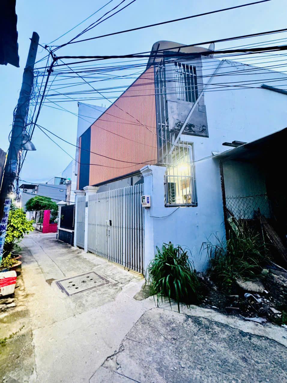 Bán căn nhà Quận 2. Cách Nguyễn Thị Định đang mở rộng vài chục m. Cách nút giao An Phú 1km.