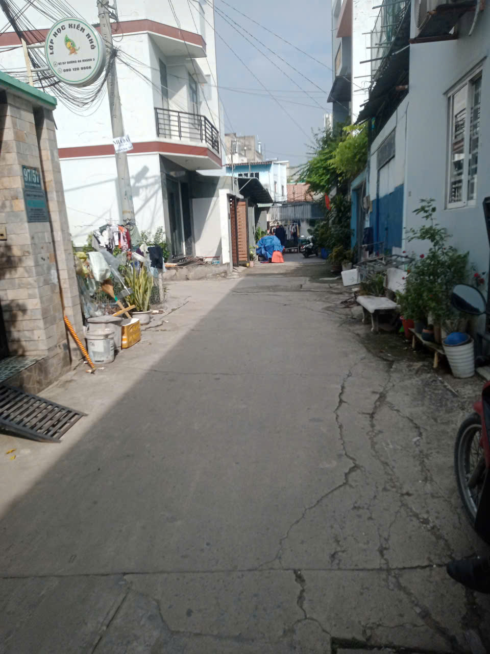 NHÀ ĐẸP HIẾM VÀO Ở NGAY SÁT PHẠM VĂN ĐỒNG HIỆP BÌNH CHÁNH CÁCH 20m  RA HXH.