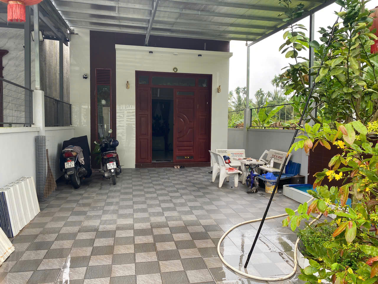 Bán nhà xây kiên cố, hiện đại, mới 95%. DT đất 6x50, có 50m2 ODT.